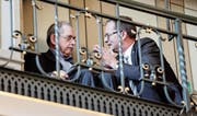 Tierschützer Reinhold Zepf unterhält sich am Rande der Grossratsdebatte mit Regierungsrat Walter Schönholzer. (Bild: Donato Caspari)