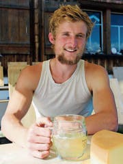 Sämi Mutzner mit seinem 19,5-Punkte-Käse und der berühmten Schorle, welche an Wanderer auf der Durchreise ausgeschenkt wird.