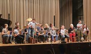 Das Schwyzerörgeli-Ensemble überrascht mit verschiedenen Instrumenten. (Bilder: Christoph Renn)
