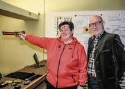 Olympiamedaillen-Gewinnerin Heidi Diethelm Gerber erhält während ihres Trainings Besuch von OK-Präsident Bruno Lüscher. (Bild: PD)