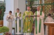 Kaplan Peter Maier, Bischof Michael Wüstenberg und Pfarrer Thomas Thalmann (von links), flankiert von zwei Ministranten, bei der Messe am Samstagabend in der Klosterkirche Neu St. Johann. (Bild: Adi Lippuner)