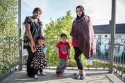 Shalini Ahilaruben Thambipilai mit Tochter Oviya und Sohn Tamilvan und Nachbarin Adeela Kazmi (rechts). (Bild: Urs Bucher)