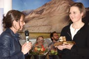 Esther Näf (rechts) nimmt als erste «Samariterin des Jahres» aus der Hand von Regierungsrätin Heidi Hanselmann die Auszeichnung entgegen. (Bild: Heidy Beyeler)