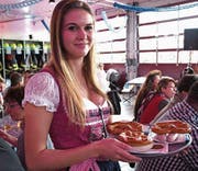 Charmant servierte Brezn und Weisswürste gehören zu jedem Oktoberfest. (Bild: Andreas Taverner)