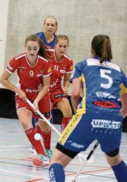 Anina Beck (vorne) und Seraphine Geiser lancieren einen Gegenangriff der Red Lions. (Bild: Mario Gaccioli)