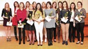 Vierzehn strahlende Gesichter drücken an der Abschlussfeier Freude und Erleichterung über den schulischen Erfolg aus. (Bild: Heidy Beyeler)