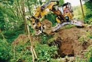 Blick ins Erdreich: Bagger reissen vier Meter tiefe Löcher in den Boden. (Bild: Susann Basler)