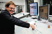 Regierungspräsident Jakob Stark drückt den Knopf zum Start.