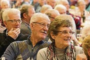 Gespannt beobachteten die Besucher die Ehrung von Maria Vetterli. (Bild: Andreas Taverner)