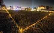Eine Lichtinstallation zeigte am Mittwochabend den Grundriss des geplanten Stadthauses auf. Im Hintergrund sieht man den Dreispitz. (Bild: Reto Martin)