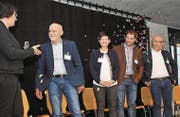 Katrin Frick (links) überreicht den Innovationspreis an Walter Schöb, den Patron der Schöb AG Gams, und an die Geschäftsführung mit Christine Egger-Schöb, Philipp Schöb und Nicola Sanzo. (Bild: Heini Schwendener)