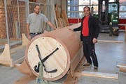 Willi Nagel und Felix Forster (von links) zeigen das von Fritz Rutz entwickelte Holzrohr für Fernwärme. (Bilder: Beat Lanzendorfer)