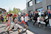 Die Primarschüler stürmen als Piraten verkleidet ihr neues Schulhaus in St. Margarethen. (Bild: Christoph Heer)