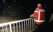 Nachtwache: Einsatzleiter Adrian Künzler beobachtet bei der SAK-Brücke den Fluss, um bei Verklausungen sofort reagieren zu können.