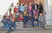 Die Kinderschar versammelt sich zum Gruppenbild. (Bild: Evi Biedermann)