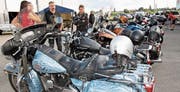 In Reih und Glied parkierten die stolzen Biker ihre Maschinen. (Bild: Barbara Hettich)