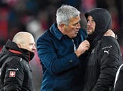 Der Schweizer Nationaltrainer Vladimir Petkovic (links) spricht nach dem Spiel mit Stürmer Haris Seferovic. (Bild: Urs Lindt/Freshfocus)
