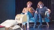 Gefährliche Symbiose: Doris Strütt als Mutter und Judith Koch als Tochter. (Bild: Urs Bucher)