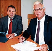 Schulpräsident Guido Etterlin und Stadtpräsident Thomas Müller präsentieren die Rechnung. (Bild: Fritz Bichsel)