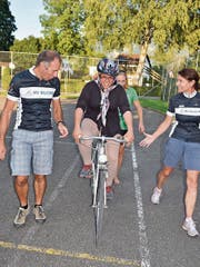 Ermutigend und verbindend: Der Velofahrkurs erleichtert den Alltag der geflüchteten Frauen. (Bild: PD)