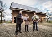 Gemeindepräsident Stephan Tobler und Energiekommissionspräsident Luzi Tanner übergeben Marlen Kuhn den Preis. (Bild: Reto Martin)