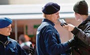 Mit dem verschärften Hooligan-Konkordat dürften auswärtige Fans bei Hochrisikospielen nur noch mit einem Kombi-Ticket anreisen. (Bild: ky/ Ennio Leanza)