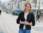 Alexandra Grubenmann – vor der Kulisse der Oberen Bahnhofstrasse in Wil – wünscht sich, dass weniger Leute im grenznahen Ausland einkaufen. (Bild: Christoph Lampart)