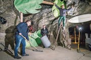 Mitten in den Vorbereitungen: Markus Eichenberger, Andy Schneider und Fritz Lorenz. (Bild: Reto Martin)