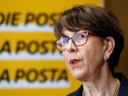 Die Konzernchefin der Post, Susanne Ruoff, verteidigt die Umbaupläne für ihr Unternehmen erneut in einem Interview. (Archivbild) (Bild: KEYSTONE/PETER KLAUNZER)
