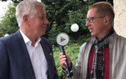 Roger Fuchs (rechts) interviewt Moderator Röbi Koller. (Bild: Screenshot)