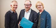 Bei diesem Trio wird es bleiben: Der diesjährige Kulturpreisträger Christian Brühwiler (Mitte) mit seinen Vorgängern Christoph Sutter (links) und Hansjürg Oesch. (Bild: Thi My Lien Nguyen)