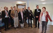 Heimleiterin Heidi Bötschi (rechts) führt die Gäste durch die neue Demenzstation. Mit dabei ist auch Regierungsrat Jakob Stark (ganz links). (Bild: Christoph Heer)