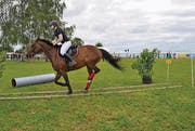 Eine Reiterin im herausfordernden Galopp zwischen zwei Stangen. (Bild: Margrith Pfister-Kübler)