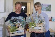 Wolfgang Kohler und Kurt Alder erhalten ein Geschenk. (Bild: pd)