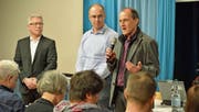 Helmut Wiegisser, der scheidende Präsident der Evangelischen Kirchgemeinde Weinfelden, lauscht an der Versammlung der Vorstellung des neuen Pflegers Felix Romann und des neuen Präsidenten Thomas Siegfried (Mikrofon). (Bild: Mario Testa)