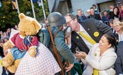 Regierungsrat Walter Schönholzer trinkt einen Schluck aus der Flasche eines Soldaten. Regierungspräsidentin Carmen Haag schützt sich vor Tropfen. (Bild: Christian Merz/KEY)