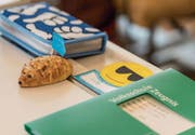 Für jeden ihrer Schüler backte die Lehrerin einen Zopf-Igel. (Bild: Hanspeter Schiess)