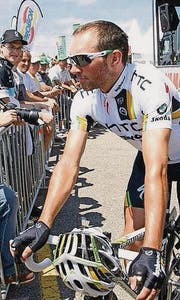 Auf Tuchfühlung vor dem Start mit Michael Albasini. (Bild: pd)