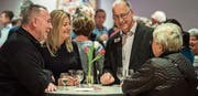 Pfarrer Ruedi Bertschi (rechts) im Gespräch mit Besuchern des Neujahrsapéros. (Bild: Reto Martin)