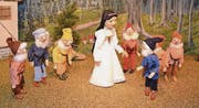 Schneewittchen und die sieben Zwerge auf der Bühne.