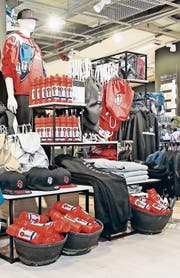 Offiziell noch nicht abgesegnet: RJ-Fanartikel im Manor in Rapperswil-Jona. (Bild: Sabine Rock)