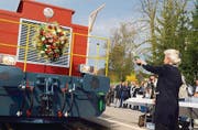 Carmen Albrecht-Stadler tauft die Lokomotive auf ihren Vater. (Bild: Nana do Carmo)