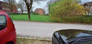 Die Hotelparkplätze auf dem Nachbargrundstück (im Vordergrund) werden mittelfristig wegen angemeldeten Eigenbedarfs des Eigentümers aufgehoben. Die Stadt Arbon verkauft nun der Hotel Seegarten AG (rechts das Hotel) einen Teil der Spielplatzfläche. (Bild: Max Eichenberger)