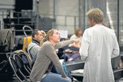 Bei der Probe I: Katja Langenbach im Gespräch mit Oliver Losehand, hinten Marco Santi. (Bilder: Michel Canonica)