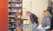 Was ist denn da drin? Heidi Eisenhut, Leiterin der Ausserrhoder Kantonsbibliothek, zeigt Fundstücke aus dem Küchenschrank.