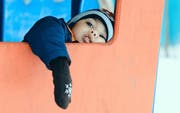 Im Winter fühlst Du Dich oft müde und hängst ein wenig ab – das liegt daran, dass es spät hell und früh dunkel wird. Draussen spielen muntert aber auf. (Bild: Getty)