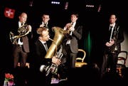 Markus Hauenstein spielt ein Solo auf der Tuba, begleitet von Thomas Gmünder, Patrik Arnold, Christoph Luchsinger und Xaver Sonderegger. (Bild: Barbara Hettich)