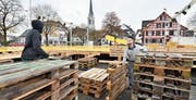 Martin Gemperle (r.) koordiniert den Aufbau des Eisfeldunterbaus. (Bild: Manuel Nagel)