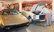 Erreichte den Mindestpreis knapp nicht: Der Triumph TR 7 2.0 Cabriolet, 1981 (links). Keine Gebote gab's für den Hochzeits-Benz von Taylor/Burton. (Bilder: Andrea Häusler)