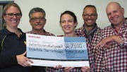 Die Udinesefest-Organisatoren übergeben der Stiftung Sternschnuppe den Check über 7500 Franken. (Bild: PD)